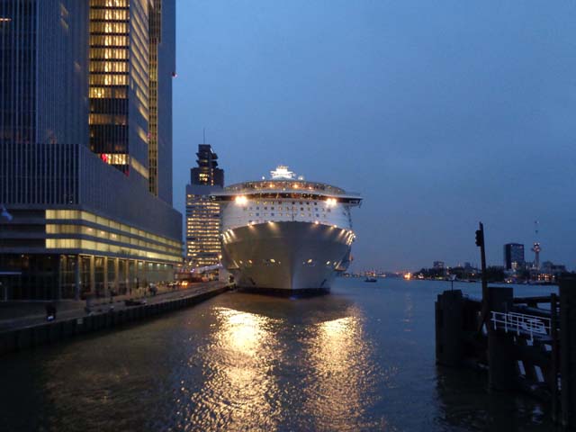 Cruiseschip ms Oasis of the Seas van Royal Caribbean Cruises Ltd. aan de Cruise Terminal Rotterdam